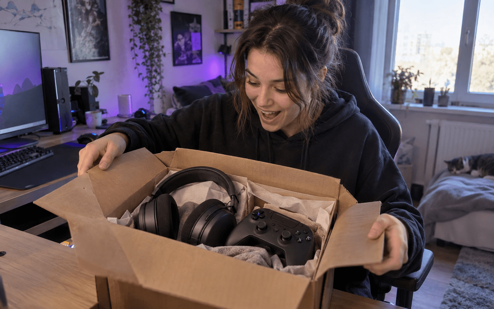Un gamer découvre un casque et une manette dans un coffret cadeau